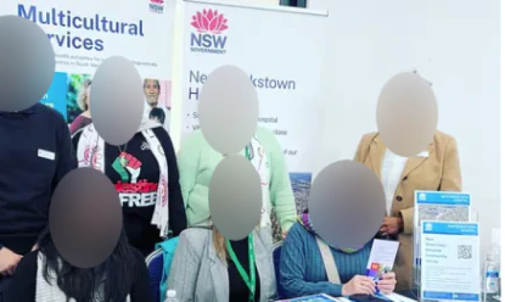 صورة لموظفات مستشفى أسترالي إحداهن ترتدي قميصًا يحتوي رمزًا مؤيدًا لفلسطين