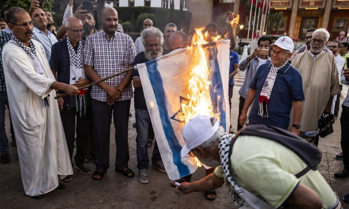 حرق العلم الإسرائيلي في احتجاج مغربي داعم لفلسطين