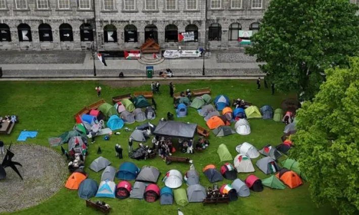 حصار مكتبة تاريخية لمطالبة ترينيتي بقطع علاقاتها مع الاحتلال