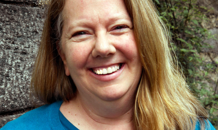 جينيفر سكارلوت خريجة جامعة كولومبيا تتنازل عن شهادتها بعد قمع الطلاب