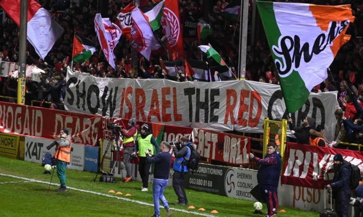 حملة عالمية.. مشجعون أيرلنديون يظهرون البطاقة الحمراء لـ "إسرائيل"