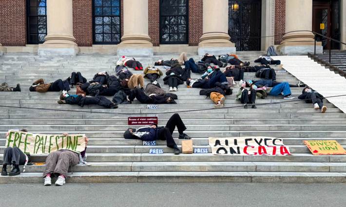 في جامعة هارفارد.. وقفة احتجاجية أمام مبنى وايدنر احتجاجًا على الحرب بغزة