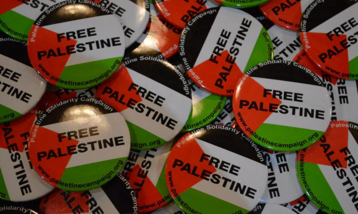 هل يخشون التضامن؟..  مستشفيات بريطانية تمنع ارتداء رموز داعمة لفلسطين