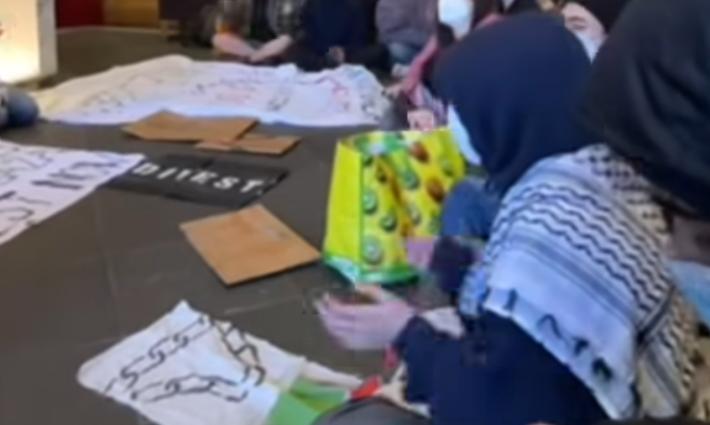 "اسحبوا الاستثمارات".. طلاب يحتلون مكتب استقبال إدارة جامعة إدنبرة