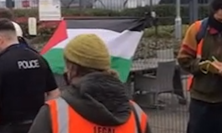 أنصار فلسطين  يحاصرون مصنع "إلبيت" الإسرائيلي في بريستول.. ونشطاء مؤيدون لفلسطين يقاطعون كلمة وزير الأعمال البريطاني