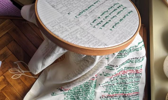 أيرلندية تكرم شهداء غزة بتطريز 30 ألف من أسمائهم