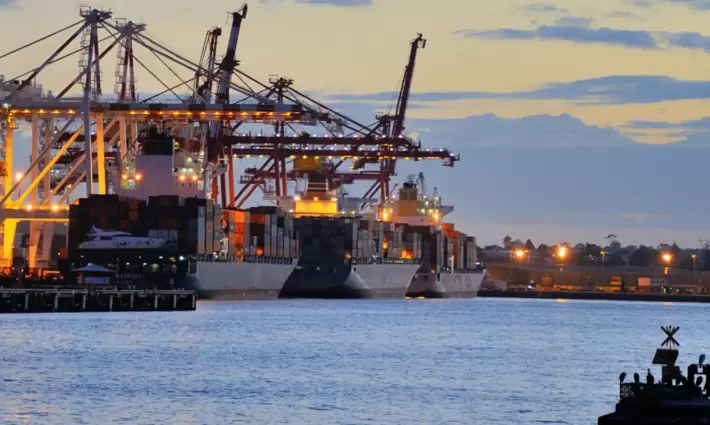 يخدم الاحتلال.. خبراء قانون البحار يدعون لوقف النقل غير القانوني