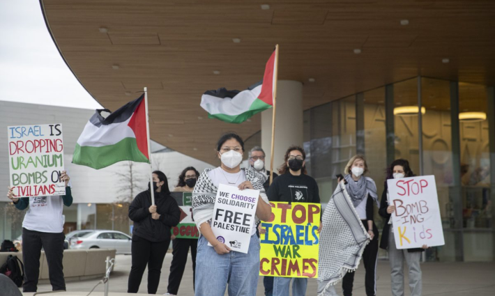 تواطؤ ثقافي!.. احتجاج مؤيد لفلسطين في حفل "رباعية القدس" بقاعة هانشر