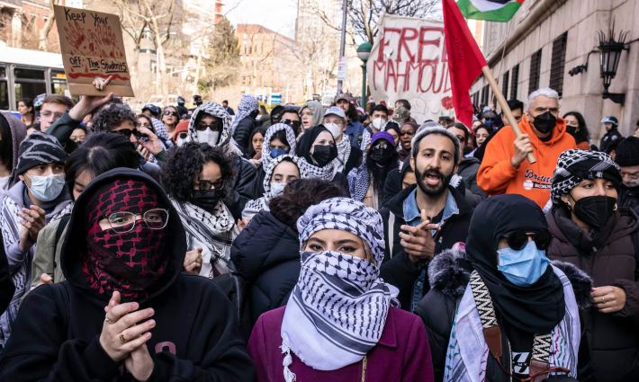 احتجاجات ملثمة بجامعة كولومبيا رفضًا لقيود حظر الكمامات