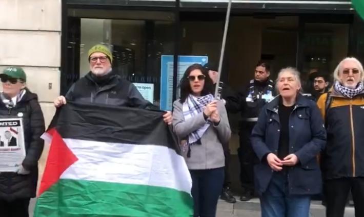 شريك بالإبادة!.. مظاهرة أسبوعية في غلاسكو ضد بنك "باركليز"