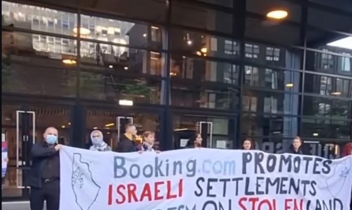 تروج للمستوطنات!.. أنصار فلسطين يعطلون اجتماع لشركة "بوكينغ" في مانشستر