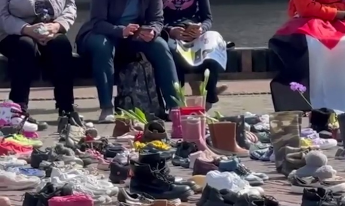 “يستشهدون حفاةً!”.. إحياء ذكرى أطفال غزة الشهداء بفعالية هولندية مؤثرة