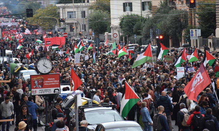 من أكبر الفعاليات.. 15 ألف متضامن في ميلانو يتظاهرون لأجل فلسطين