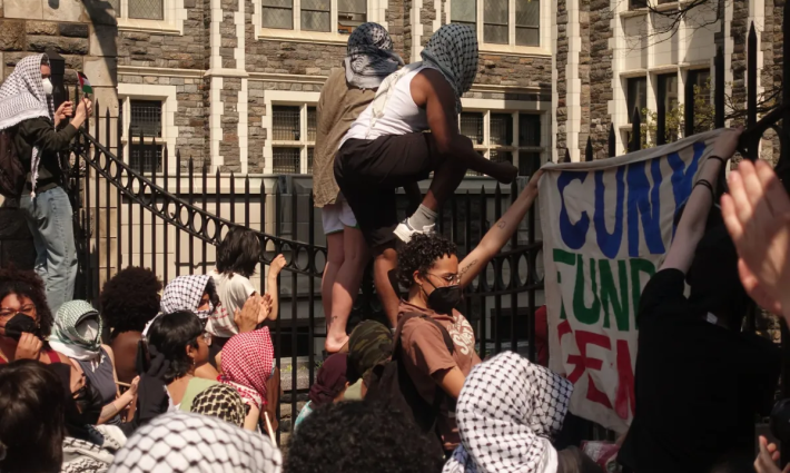 طلاب نيويورك يقاومون قمع الأمن لإنشاء “منطقة ” لأجل غزة