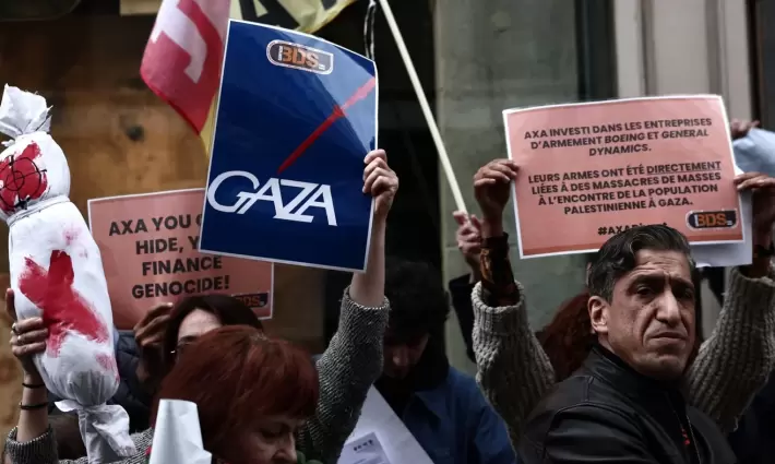 تستثمر في الإبادة.. أنصار فلسطين في فرنسا يتظاهرون ضد شركة "أكسا"