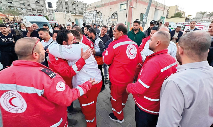 لن تبرروا جرائمكم!.. الهلال الأحمر يندد بتقرير الاحتلال حول استشهاد مسعفي غزة