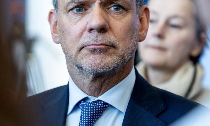 وزير الخارجية الهولندي يستدعي سفير الاحتلال الإسرائيلي لدى لاهاي.. ونواب فرنسيون يرفعون صور شهداء غزة الأطفال داخل البرلمان