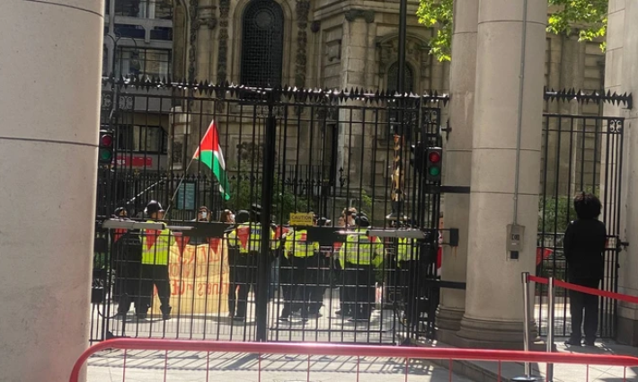 "أيديكم ملطخة بالدماء".. أنصار فلسطين يحاصرون مؤتمر للدفاع بلندن
