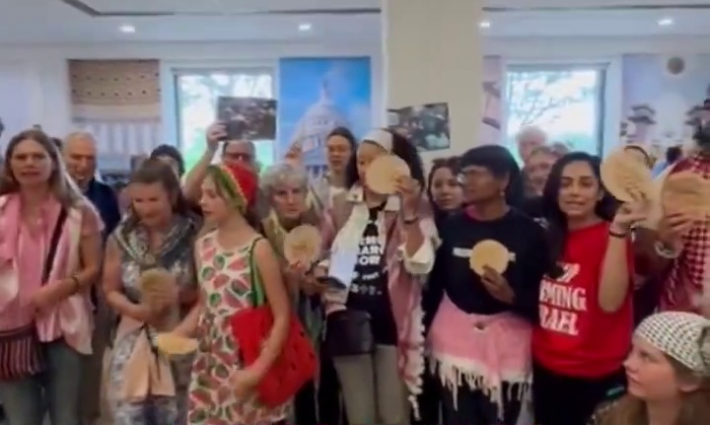 احتجاج بأرغفة الخبز داخل الكونغرس الأمريكي دعمًا لأطفال غزة