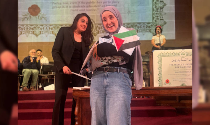 زوجة الطالب المعتقل “محمود خليل” تستلم شهادته نيابة عنه