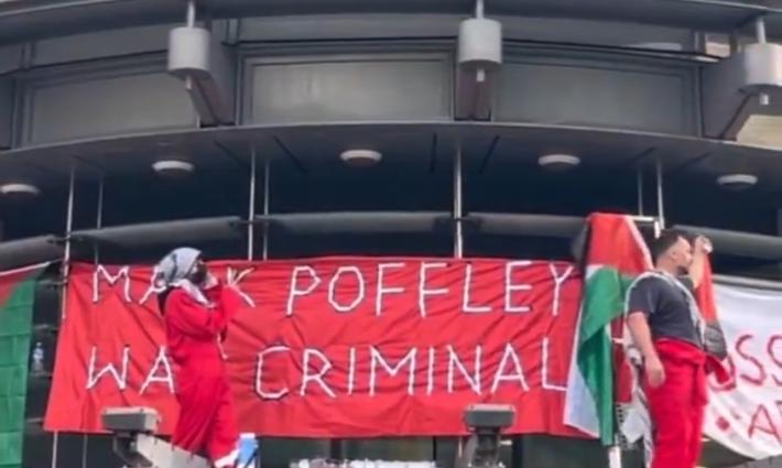 في لندن.. نشطاء يحتلون شركة استشارات عسكرية مملوكة لمدير “إلبيت”