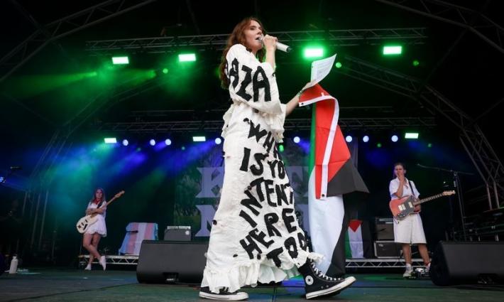 وجهت رسالة لـ “نيكاب”.. كيت ناش ترتدي فستان “حرروا غزة” في مهرجان "سبليندور"