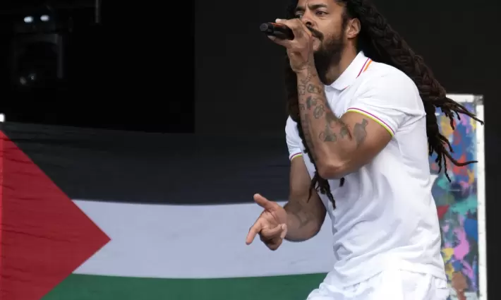 "الموت للجيش الإسرائيلي".. تحقيق جنائي ضد فرقتين هتفتا لفلسطين في مهرجان “غلاستنبري”