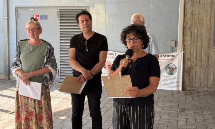 "لا حياد في وجه الإبادة".. كوادر صحية بهولندا يتظاهرون تضامنًا مع زملائهم بغزة