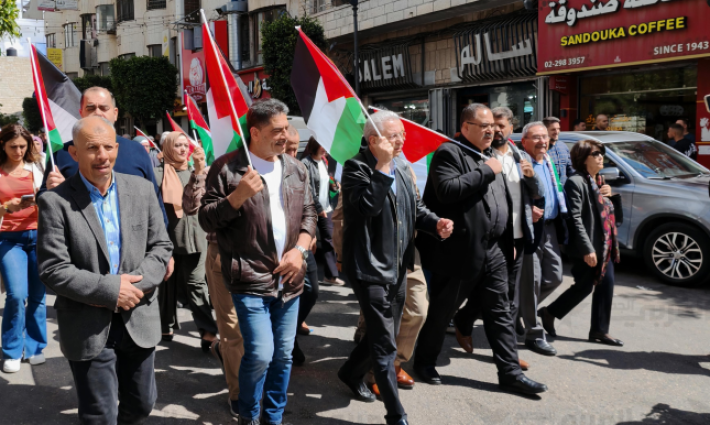 مسيرة في رام الله تطالب بإدخال مساعدات لغزة