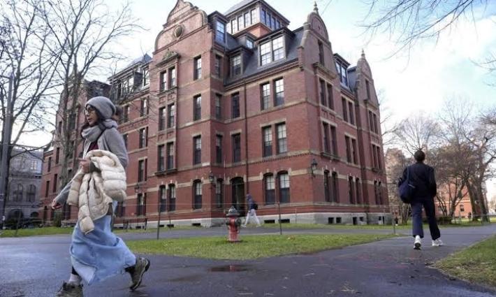 قد تمنعهم أميركا من العودة.. هارفارد تحذّر طلابها من منشوراتهم الداعمة لفلسطين