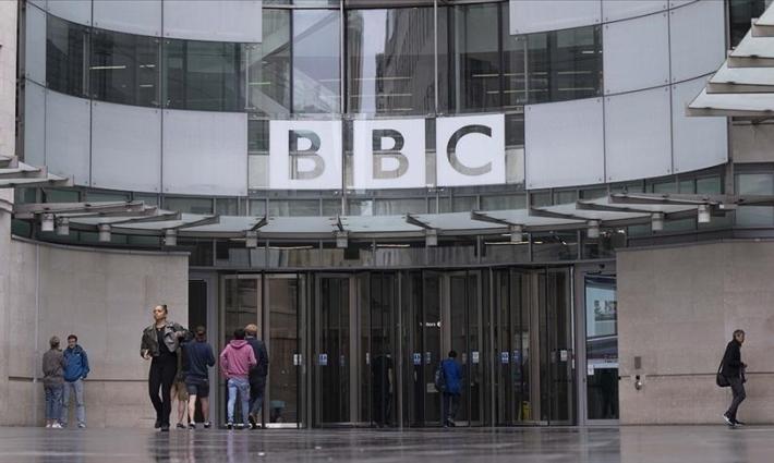 منحاز للاحتلال.. مشاهير بريطانيون يطالبون بإقالة مسؤول في "بي بي سي"