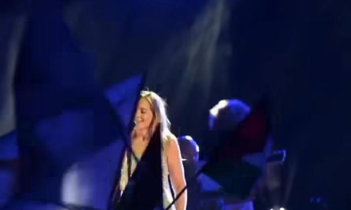 "تبييض الإبادة عبر الفن!".. احتجاج رمزي أمام حفل المغنية "غليكيريا" في نيقوسيا