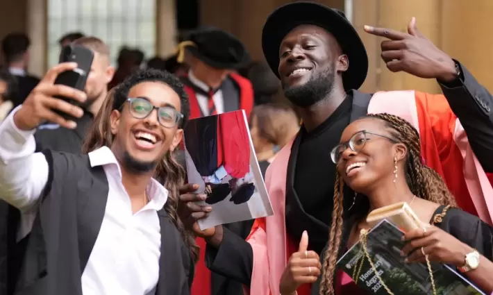 متعاون مع "ماكدونالدز"!.. احتجاج  أمام كامبريدج رفضًا لمنح "ستورمزي" درجة فخرية