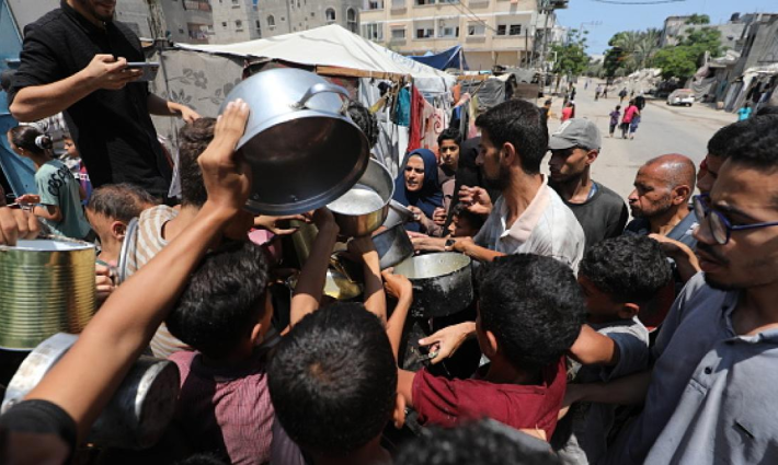 يخدم أهداف الاحتلال.. سويسرا تأمر بحل فرع “مؤسسة غزة الإنسانية”