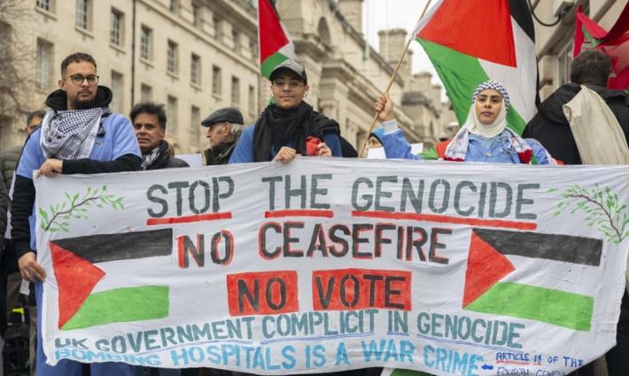 تدعم الصهاينة.. نقابة أطباء بريطانية تطالب بتعليق التعاون مع شركات أمريكية