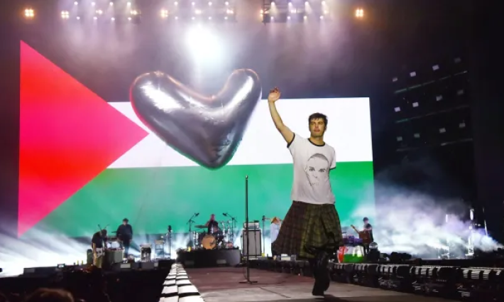 “استخدموا أصواتكم”.. فرقة "فونتينز دي سي" تعرض رسائل دعم فلسطين