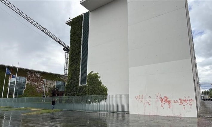 متورطة بالإبادة.. ناشطان يستهدفان مبنى رئاسة الوزراء في ألمانيا