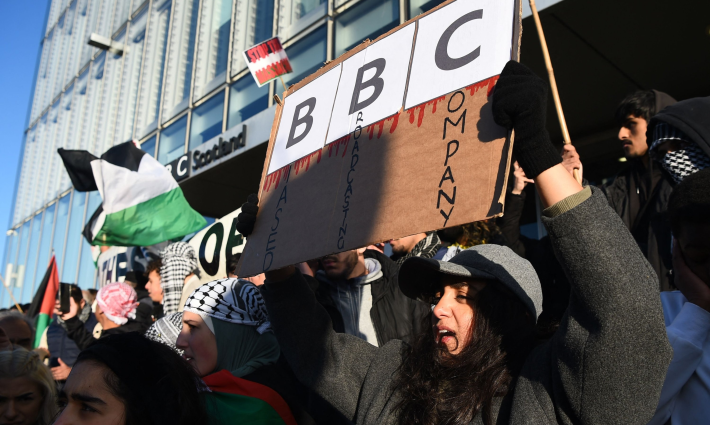 الانحياز 33 ضعفًا للاحتلال!.. المئات يطالبون باستقالة مسؤول يدعم الاحتلال في الـ “BBC”