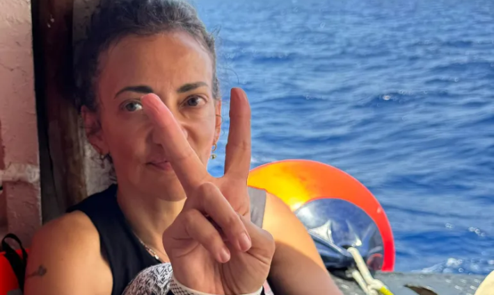 ما جرى مع "حنظلة" التي كانت تحاول إيصال علب حليب للأطفال المجوّعين، هو نقطة في بحر مجازر الاحتلال  -هويدا عراف، عضو اللجنة التوجيهية لأسطول الحرية