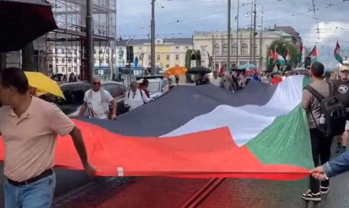 (edited)  قرعوا الأواني الفارغة نشطاء يتظاهرون في جوتنبرج السويدية لإنهاء المجاعة في غزة