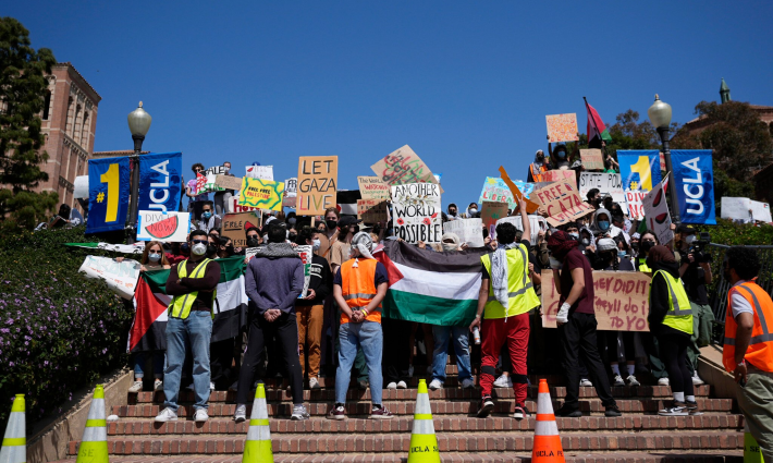 بسبب المخيمات التضامنية..  تعليق منح لجامعة كاليفورنيا بتهمة “معاداة السامية”