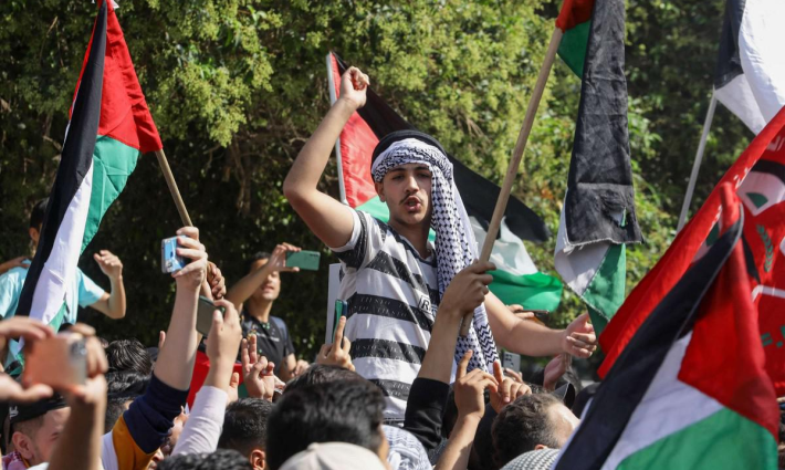 تظاهرة لطلاب المدارس في صنعاء تضامنًا مع غزة