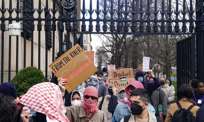 بعد حملة تحريض صهيونية كلية "برنارد" تُقيل عشرات الموظفين بمزاعم "معاداة السامية"