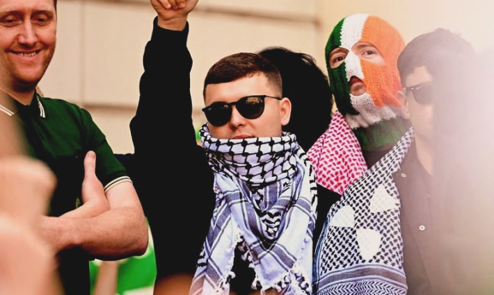 أعضاء “نيكاب” يدعون لدعم فلسطين أثناء محاكمة أحد الأعضاء