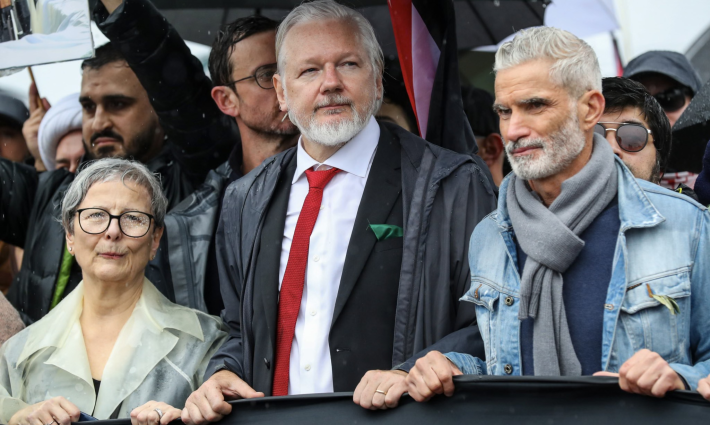 فاضح مرتكبي الحروب..  أسانج” يشارك بالمظاهرة الجماهيرية في سيدني”