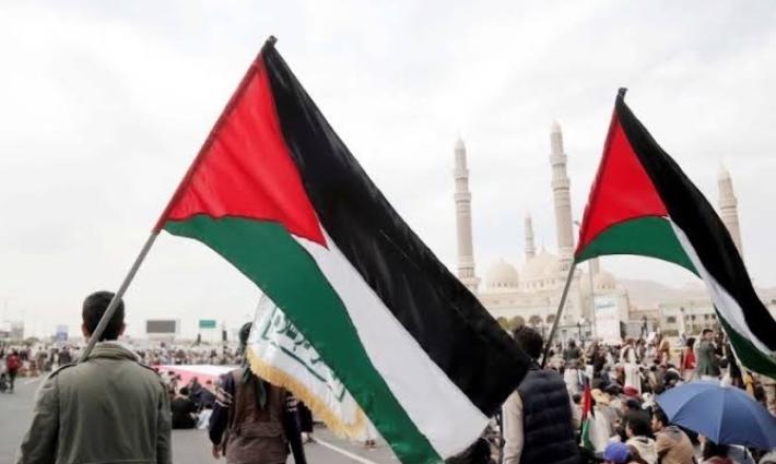 تنديدًا بجريمة التجويع آلاف الطلاب والأكاديميين يتظاهرون في جامعة صنعاء