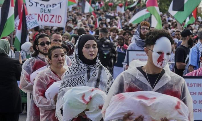 "أوقفوا الإبادة الجماعية".. آلاف المحتجين يتظاهرون في ألمانيا دعمًا لغزة
