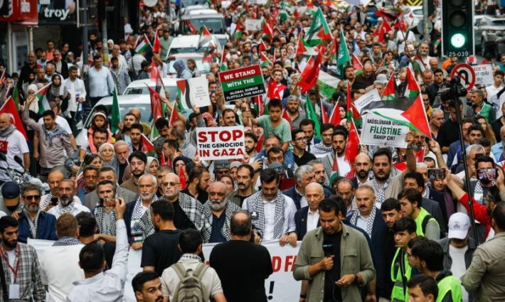 مسيرة حاشدة في إسطنبول دعمًا لغزة وإسنادًا لأسطول الصمود