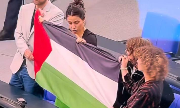نواب ألمان يرفعون علم فلسطين خلال جلسة برلمانية