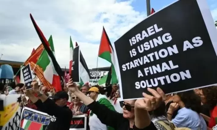"أوقفوا تجويع غزة".. الآلاف يتظاهرون خارج مهرجان البندقية السينمائي